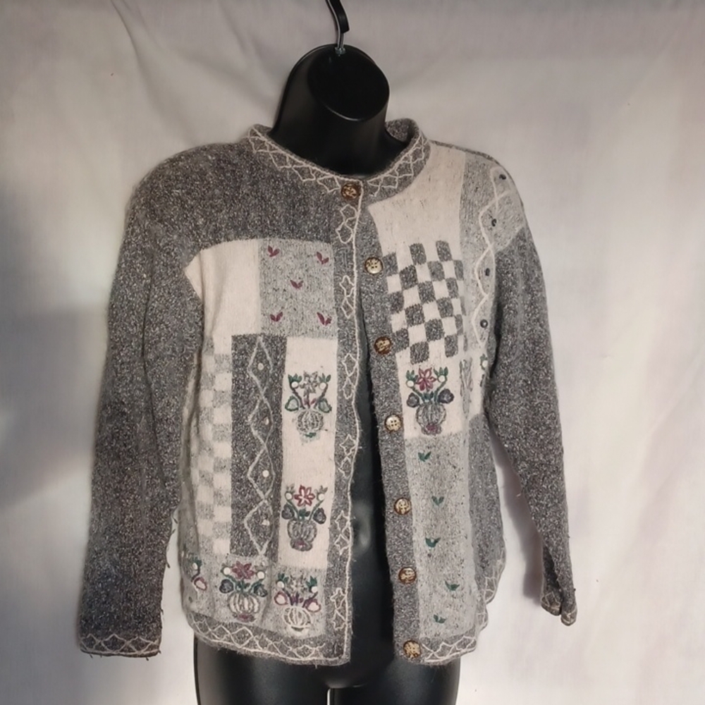 ID distinctions vintage gray silk/angora blend sweater w/embroidered flowers M